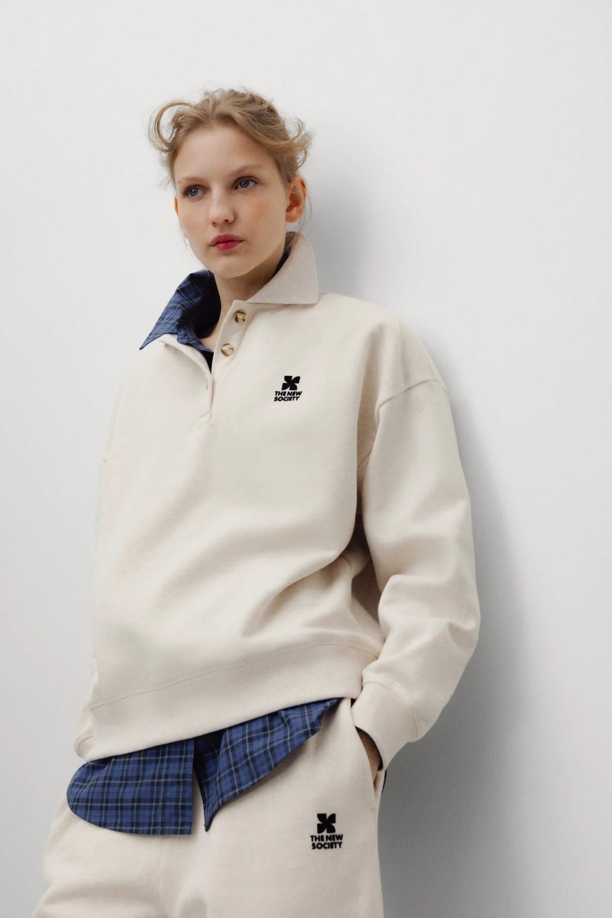 TNS logo polo in whisper white
